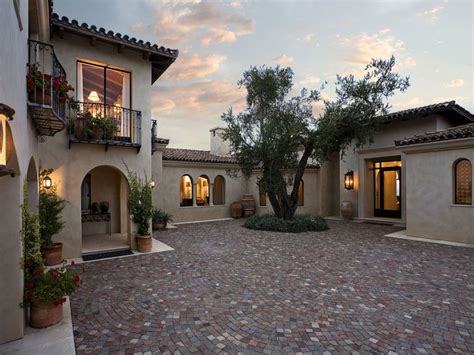 Look At The Tile Work On That Courtyard Hacienda Style Homes Spanish