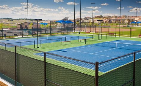 nieuwe tennisbanen bij een communautair park stock foto image  oefening recreatie
