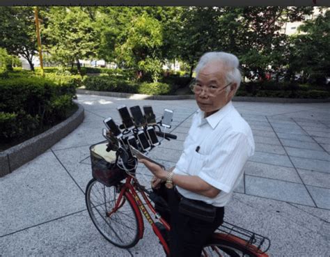 70 Year Old Pokemon Hunter Grandpa Uses 11 Smartphones To