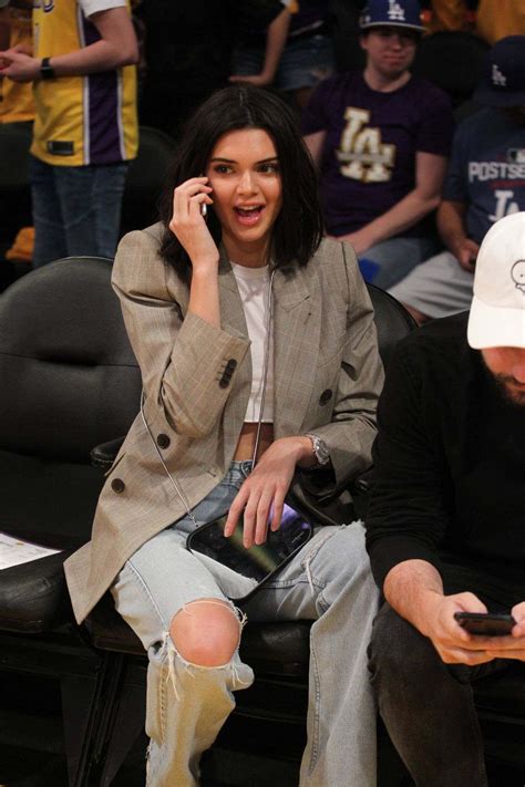 kendall jenner at lakers game in los angeles kendall jenner ropa y outfits