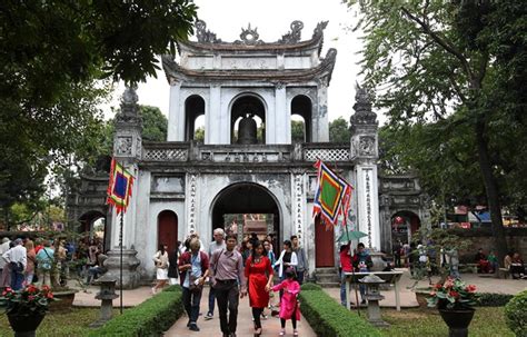 almost 375 000 tourists visit hà nội during tết holidays