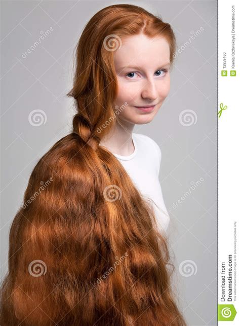 meisje met lang rood haar stock foto afbeelding bestaande uit volwassen 12858460