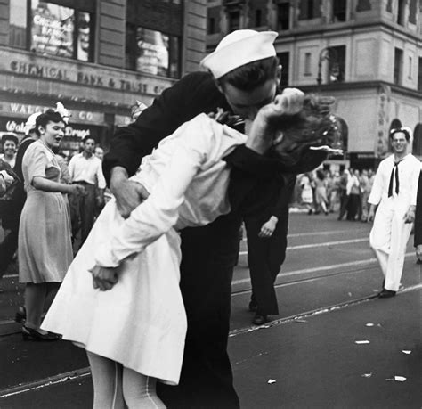 Kissing The War Goodbye In Times Square 2 V J Day