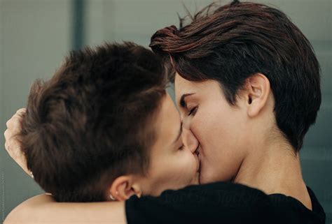 «real Lesbian Couple In Love Del Colaborador De Stocksy «alexey Kuzma