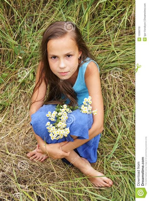 het meisje van preteen op grasachtergrond stock afbeelding afbeelding
