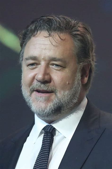 russell crowe holds  divorce auction gladiator stuff included
