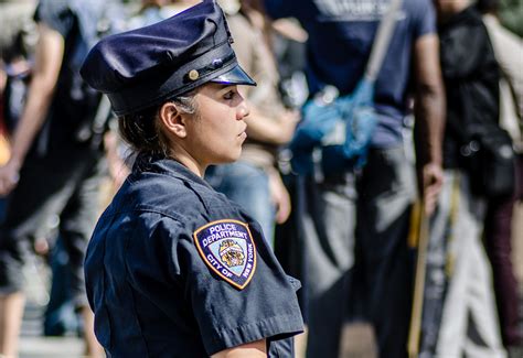 would fewer people get killed if more police officers were women