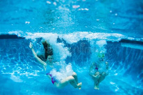 mädchen taucht pool underwater stockfoto bild von farbe
