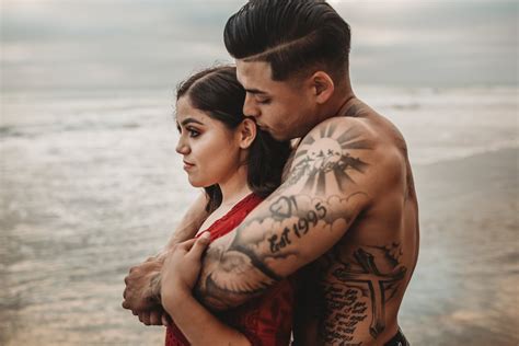 this couple met right before taking these sexy beach photos popsugar love and sex photo 28