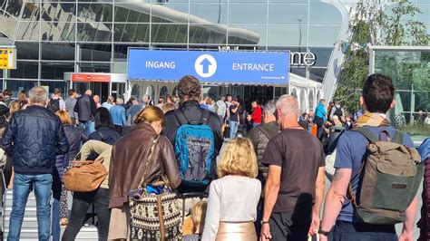 eindhoven airport betaalt eerste zestig reizigers die hun vlucht misten omroep brabant