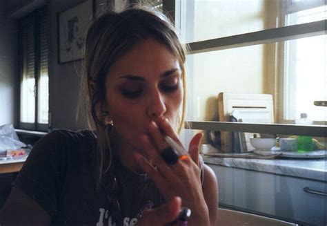 cigarette girl smoke smoking image 175023 sur favim fr