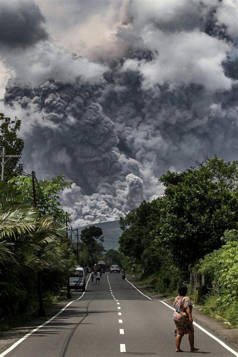 Indonesias Merapi Volcano Spews Hot Clouds Al Bawaba