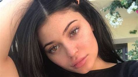 fans beg kylie jenner to break silence on pregnancy after sister