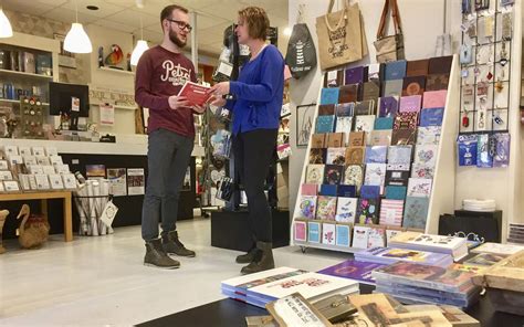 christelijke boekenwinkel  veendam viert eigen boekenweek dagblad van het noorden