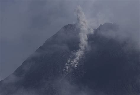 Indonesias Merapi Volcano Spews Hot Clouds 500 Evacuate Ap News