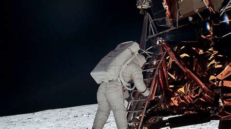 Voilà Ce Qu A Vraiment Dit Neil Armstrong Lorsqu Il A Marché Sur La Lune