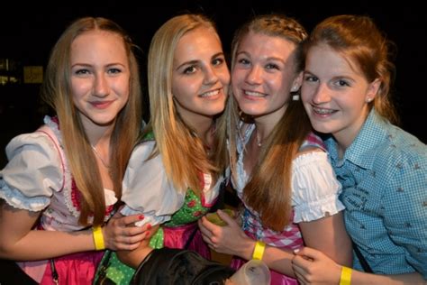 Fotostrecke Volksfest Stimmung Sexy Die Schönsten Dirndl Girls