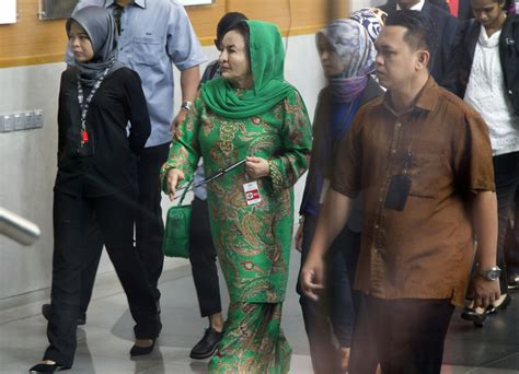 wife of malaysia s ex pm grilled for 13 hours in 1mdb case ap news