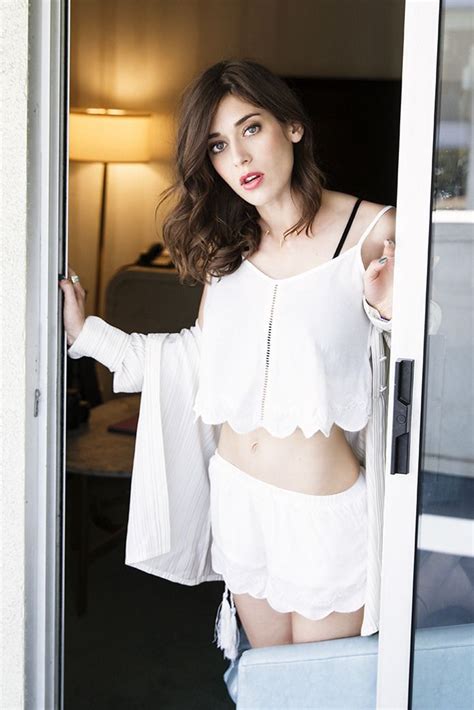 Pin By Natalia Colín On Lizzy Caplan Lizzy Caplan Mean