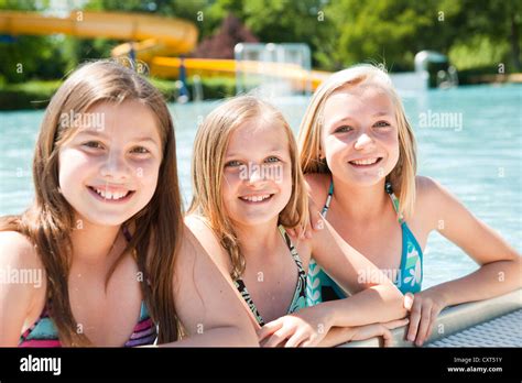Gruppe Von Mädchen Am Rande Ein öffentliches Schwimmbad Stockfoto Bild