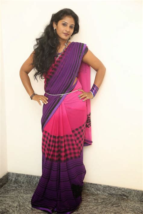 new telugu actress madhavi in pink saree stylish