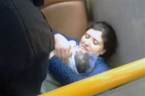 wanita ini melahirkan di bus yang membantu supir bus dan polisi