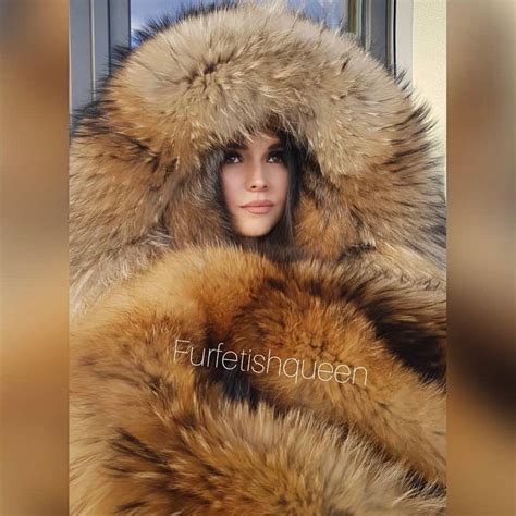 pin by fur3lover on женщины в мехах fur raccoon fur coat fur hood coat