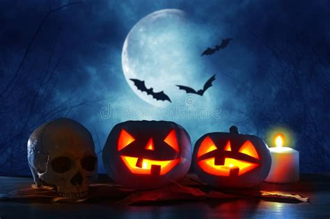 halloween vakantieconcept pompoenen  houten lijst bij nacht eng