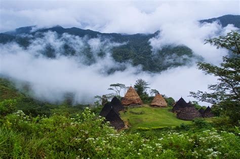 menjelajahi kecantikan desa adat terindah  indonesia
