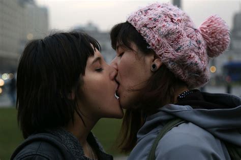 17 things lesbians probably do every single day pinknews