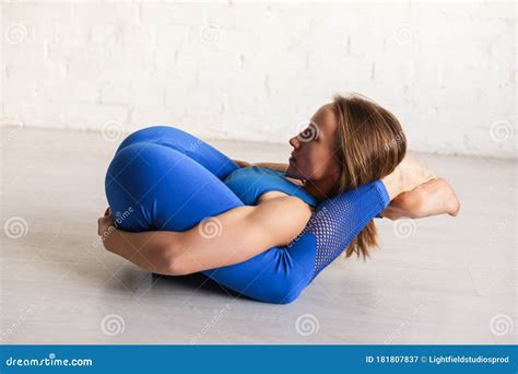 Vista De Una Chica Flexible En Ropa Deportiva Imagen De Archivo