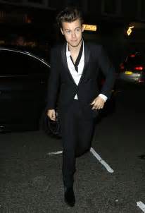 pics] harry styles at magazine cover party — hotter than ever in suit and tie hollywood life