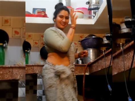 Dance Video Bhabhi Had Fun In Kitchenshe Started Swaying On Kangana