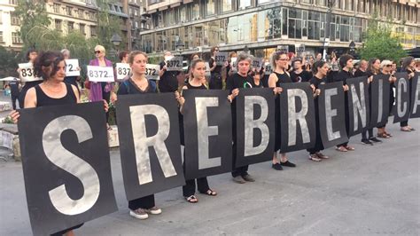 suocavanje  prosloscu zene  crnom na trgu republike  beogradu priredile scensku akciju