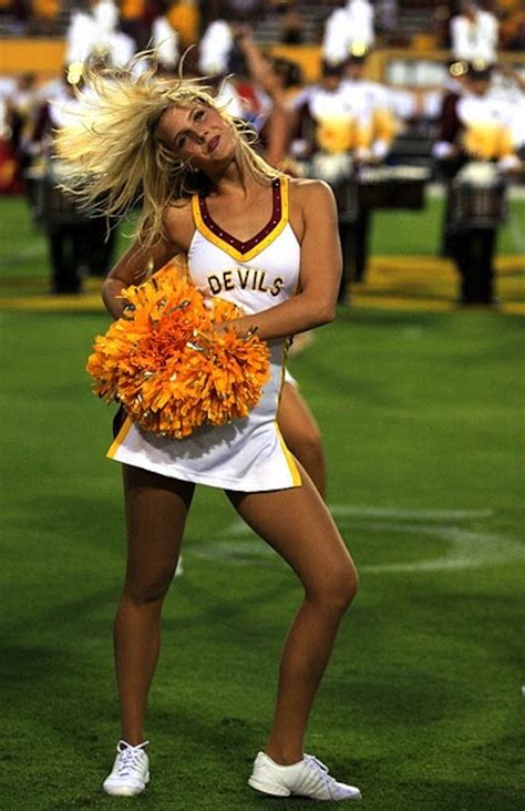 15 Hottest College Football Cheerleading Squads Of 2011
