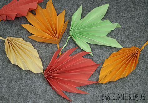 ideal papier falten fuer bunte herbstblaetter basteln mit kindern