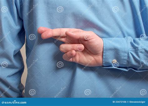 finger gekreuzt stockfoto bild von rueckseite finger