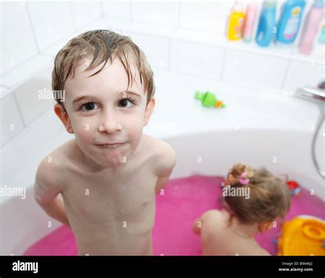 junge in badewanne mit rosa wasser stand stockfotografie alamy