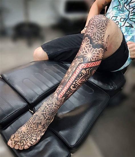 Incredible Art Tattoo On Leg