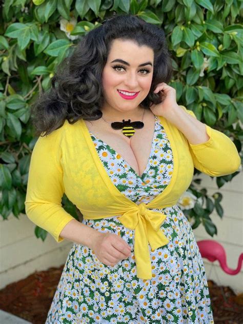 Pinup And Curvy Girl Style With A Retro Mod Twist In 2021 Curvy Girl