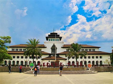 tempat wisata dekat stasiun bandung  spot ikonik