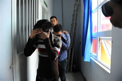 indonesian men sentenced to caning for gay sex by muslim