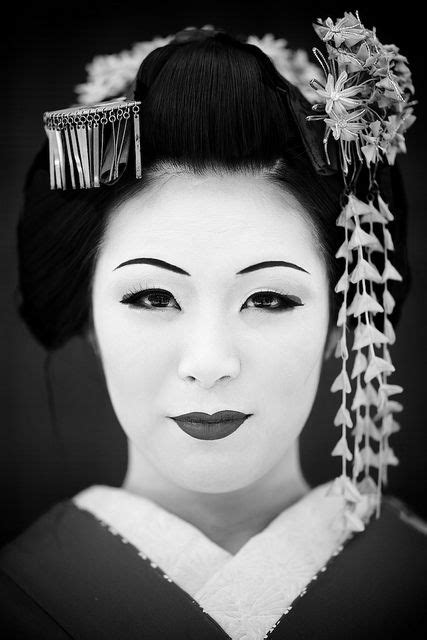 maiko henshin japanese girl at sannen zaka street kyoto japan emberek in 2019 geisha