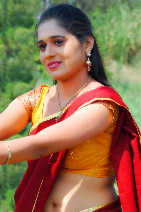 large hot photos of actress geetha pallvi in south indian