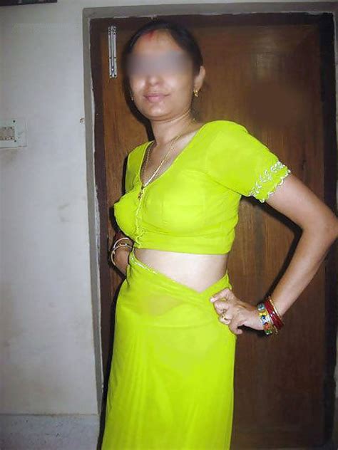 Indian Real Bhabi Saree Blouse Back And Bra Removing Pics