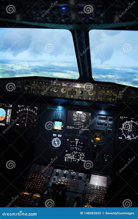 vliegend vliegtuig op automatisch stock afbeelding image  proef paneel