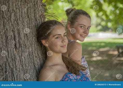 Zwei Mädchen Im Wald Stockbild Bild Von Recht Mädchen 28820313