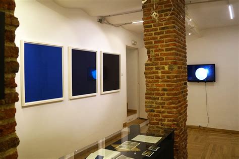 marcio vilela exposicion estudio cromatico  azul galeria