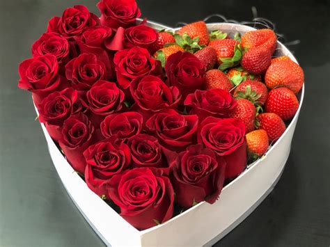gift box  roses  strawberries  miami fl luxury flowers miami