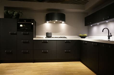 moderne zwarte keuken met zwarte kraan en wit werkblad keukeninspiratie trend keukens